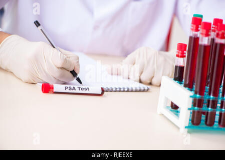 Junge schöne Lab Assistant Prüfung Blutproben im Krankenhaus Stockfoto