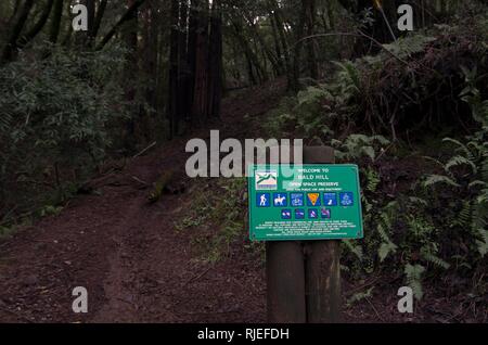 Dieser Eingang zu den kahlen Hügel Open Space Preserve in Marin County ist schwer zu finden, weil die Straße ist schmal und steil. Stockfoto