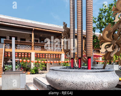 Schrein mit riesigen Imitation Räucherstäbchen an Lhong 1919, ein Jahrhundert der chinesischen Herrenhaus auf der West Bank von Chayo Praya Fluss in Bangkok, Biene hat Stockfoto