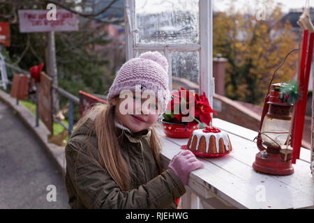 Kleines Mädchen genießt die Weihnachten - Advent in Zagreb, Kroatien. Stockfoto