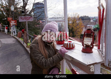 Kleines Mädchen genießt die Weihnachten - Advent in Zagreb, Kroatien. Stockfoto