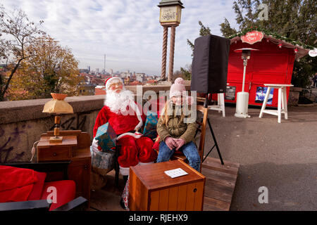 Kleines Mädchen genießt die Weihnachten - Advent in Zagreb, Kroatien. Stockfoto