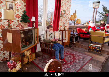 Kleines Mädchen genießt die Weihnachten - Advent in Zagreb, Kroatien. Stockfoto