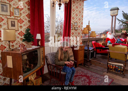 Kleines Mädchen genießt die Weihnachten - Advent in Zagreb, Kroatien. Stockfoto