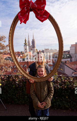 Kleines Mädchen genießt die Weihnachten - Advent in Zagreb, Kroatien. Stockfoto