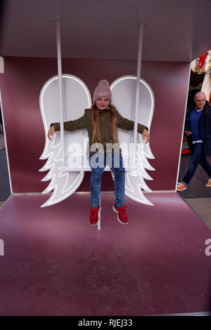 Kleines Mädchen genießt die Weihnachten - Advent in Zagreb, Kroatien. Stockfoto