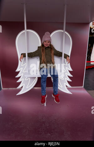 Kleines Mädchen genießt die Weihnachten - Advent in Zagreb, Kroatien. Stockfoto