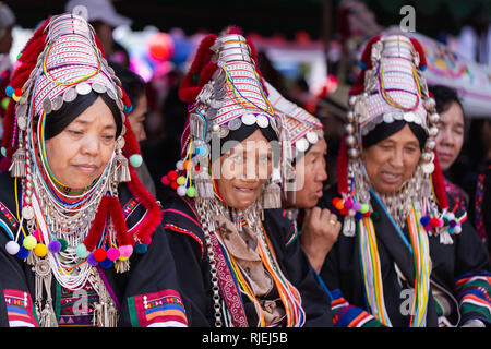 Doi Mae Salong, Chiang Rai - Thailand, September 8, 2018: Akha Frau mit traditionellen Kleidung auf der Akha Swing Festival. Die jährlichen Akha Swing Festival Stockfoto