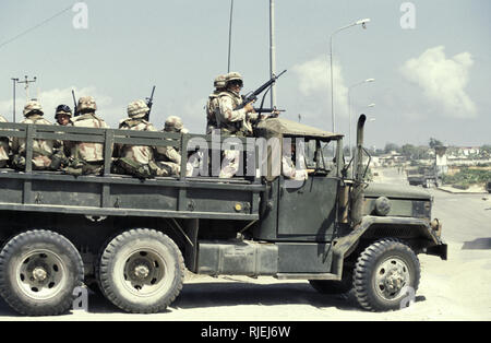 16. Oktober 1993 verlässt UNOSOM Hauptquartier, U.S. Army infantry Soldaten von C Unternehmen 1/87 Kopf heraus auf die Straßen von Mogadischu, Somalia auf der Rückseite ein M 35 Truck. Stockfoto