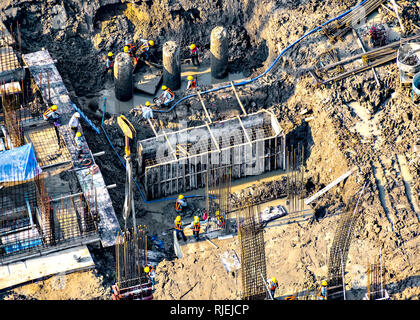 Luftaufnahme der Stiftung bei der Arbeit auf einer Baustelle. Stockfoto