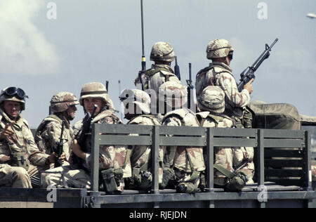 16. Oktober 1993 verlässt UNOSOM Hauptquartier, U.S. Army infantry Soldaten von C Unternehmen 1/87 Kopf heraus auf die Straßen von Mogadischu, Somalia auf der Rückseite ein M 35 Truck. Stockfoto