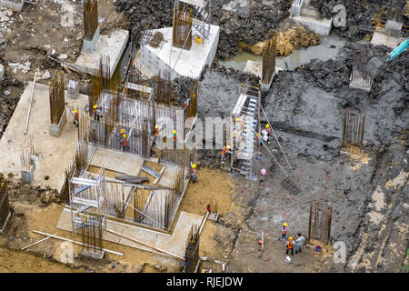 Luftaufnahme der Stiftung bei der Arbeit auf einer Baustelle. Stockfoto