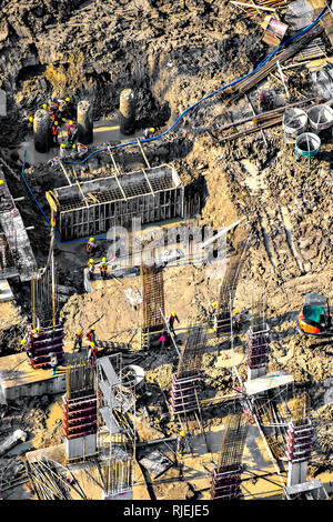 Luftaufnahme der Stiftung bei der Arbeit auf einer Baustelle. Stockfoto