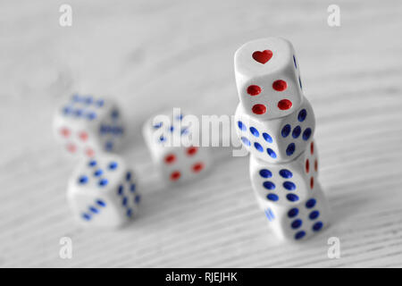 Würfel mit Herz - Begriff des Risikos und der Chance auf Liebe Stockfoto