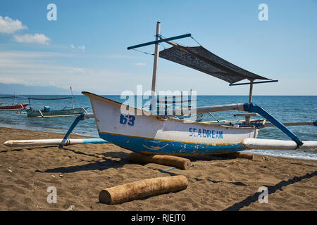 Traditionelle Fischerboote am Strand von Lovina in Nord Bali Stockfoto