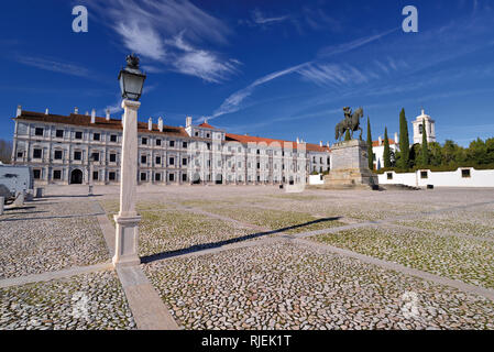 Breite Platz mit historischen Palast, Reiterdenkmal und helles Licht an einem sonnigen Tag Stockfoto