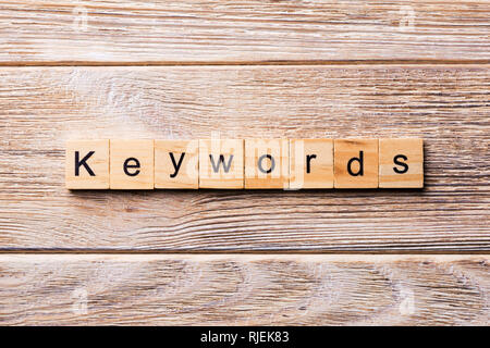 Schlüsselwörter Wort auf Holz Block geschrieben. KEYWORDS Text auf Holz- Tabelle für Ihr Design, Konzept. Stockfoto