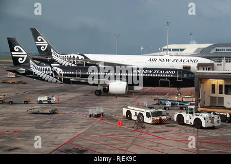 Air New Zealand Flugzeuge am Gate am Flughafen von Auckland, Neuseeland Stockfoto