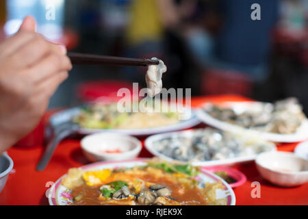 Oyster Omelette und Stäbchen. taiwanesische Essen Stockfoto