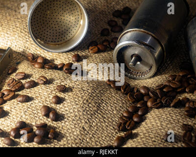 Kaffeebohnen auf dem Hintergrund des Lichts Sackleinen Stockfoto
