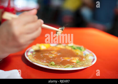 Oyster Omelette und Stäbchen. taiwanesische Essen Stockfoto