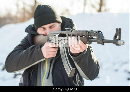 Vorderansicht gun Punkt der riffle Maschinengewehr. Waffe schießen und Waffen Training. Winter schnee Hintergrund auf outdoor Schießstand Stockfoto