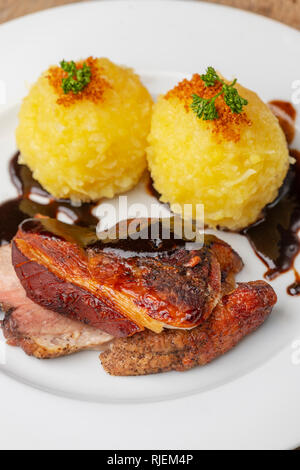 bayerischen gebratenes Schweinefleisch mit Knödel Stockfoto