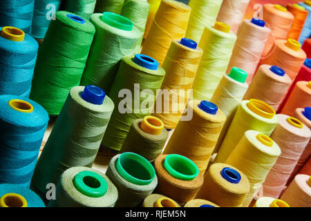 Stapel der Große bunte Spulen des Gewindes. Konzept fashion DIY Kleidung nähen Handwerk Design handgefertigte Tradition Stockfoto