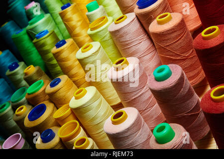 Stapel der Große bunte Spulen des Gewindes. Konzept fashion DIY Kleidung nähen Handwerk Design handgefertigte Tradition Stockfoto