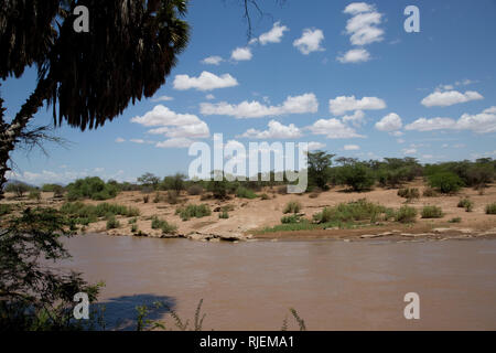 Szenischen der Ewaso Ngiro River, blauer Himmel mit Fluffy Clouds, Shaba National Reserve, Kenia Stockfoto