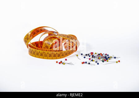 Maßband und Stifte auf weißem Hintergrund Stockfoto