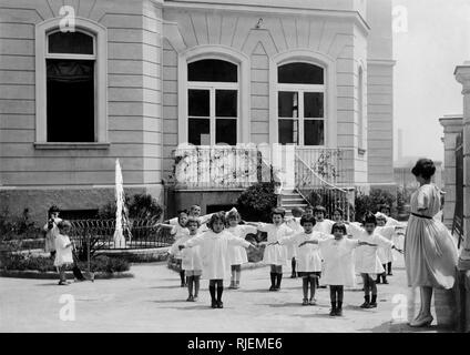 Montessori Kindergarten, outdoor Gymnastik, Neapel 1920-30 Stockfoto