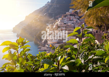 Blick auf Positano Dorf entlang der Amalfiküste in Italien Stockfoto