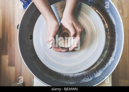 Kreative Kinder Hände - Kunst - Ton Gestaltung auf Keramik Rad - Kreativität Workshop - Ansicht von oben Stockfoto