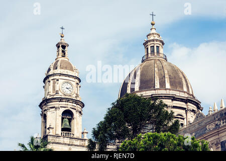Kuppeln der Kathedrale die hl. Agatha gewidmet. Der Blick auf die Stadt Catania, Sizilien, Italien Stockfoto