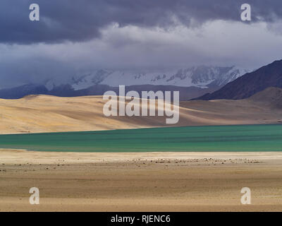 Der Streifen ist ein kleiner See unter der hohen Berge, der Himalaya, Tibet. Stockfoto