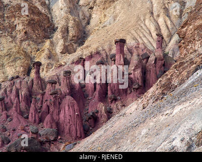 Großer Stein Pilze Burgund Farbe auf die Steigung der orange Berge, Ladakh, Jammu und Kaschmir, Indien. Stockfoto