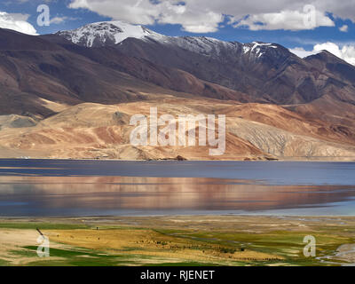 Die hohen Berge von Tso Moriri See, auf der Oberfläche des Wassers sind schöne Reflexionen, Ladakh, Jammu und Kaschmir, Indien. Stockfoto