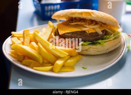 Die Kabine Alpina auf der A264 im Faygate in der Nähe von Horsham, UK ist Britains Älteste und beste Truck Stop hier werden Frühstück, Abendessen und ein idealer Ort für Trucker zu stoppen, um zu essen. Die Kabine vor kurzem gewann den "Best Food' Award auf der Truck Stop des Jahres ausgezeichnet, durch nationale Zeitung Truckstop News laufen. Ein Käse Burger und Pommes. 15. April 2015 Stockfoto