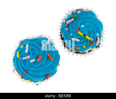 Ansicht von oben zwei blauen Frosted Chocolate Cupcakes auf einem weißen Hintergrund. Stockfoto