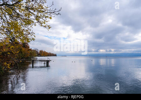 Einen wunderschönen Blick über den Genfer See von Preverenges Richtung Lausanne, Schweiz Stockfoto