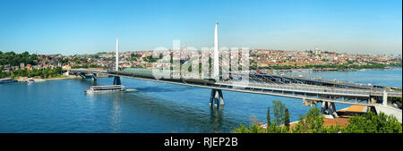 Panorama Metro-station am Goldenen Horn Brücke in Istanbul, Türkei Stockfoto