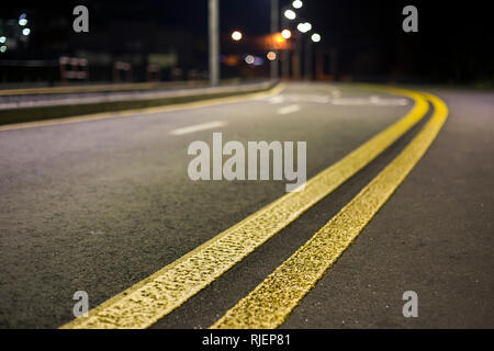 Große moderne glatte leeren Asphalt Autobahn scharf scharf mit hellen, weißen und gelben Markierung Zeichen Zeile. Geschwindigkeit, Sicherheit, komfortable Reise ein Stockfoto