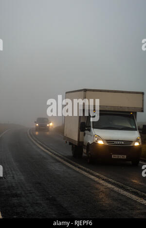 Ein Van in Richtung Kamera im Winter niedrig Cloud Nebel auf der B 6232 Elton Road, Oswaldtwistle, Blackburn, England Stockfoto