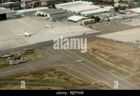 ADDIS ABEBA, Äthiopien - März 25, 2017: Ein luftbild von Addis Abeba Bole International Airport und dem Asphalt mit Flugzeugen. Stockfoto