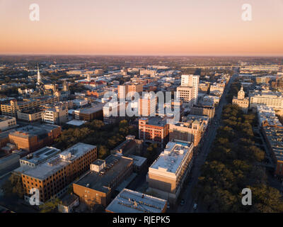 Luftaufnahme von Downtown Savannah, Georgia, an der ersten Ampel Stockfoto