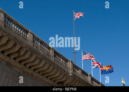 AZ, USA & Großbritannien Fahnen auf die London Bridge Arizona USA Stockfoto