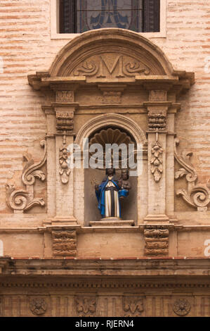 Detail der Tür der Pfarrei Unserer Lieben Frau von Gesundheit in Xirivella, Provinz Valencia, Spanien Stockfoto