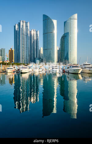 Busan Hafen mit Yachten auf Sonnenuntergang, Südkorea Stockfoto