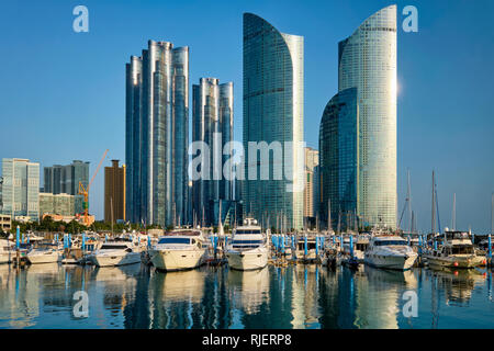 Busan Hafen mit Yachten auf Sonnenuntergang, Südkorea Stockfoto